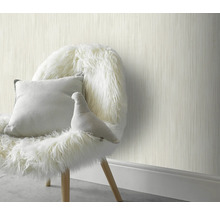 Pièce décorative avec papier peint structuré, chaise avec coussins et peluche