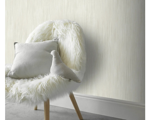 Pièce décorative avec papier peint structuré, chaise avec coussins et peluche
