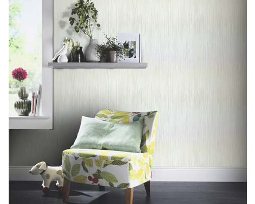 Scène avec fauteuil à motifs, étagère et papier peint rayé