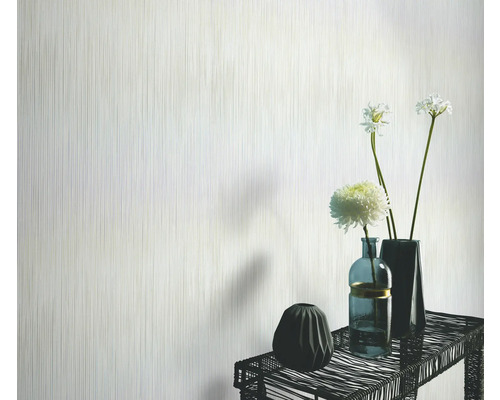 Papier peint clair avec motif à rayures verticales dans un salon avec des vases de fleurs sur une table
