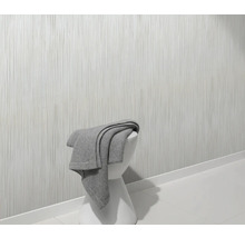 Scène avec papier peint blanc à lignes droites, un tabouret et une couverture