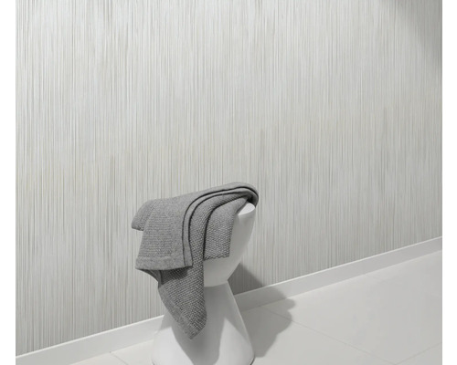 Scène avec papier peint blanc à lignes droites, un tabouret et une couverture
