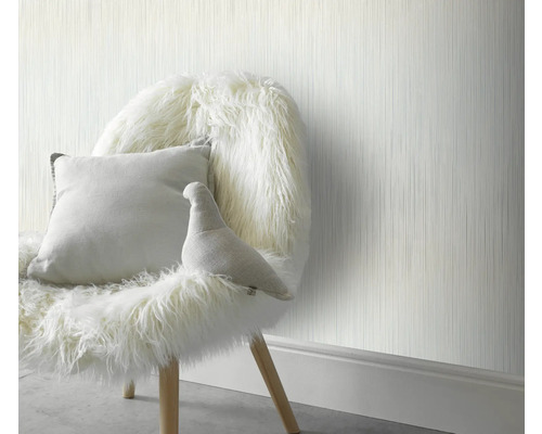 Intérieur décoratif avec un papier peint texturé, une chaise recouverte de fourrure et un coussin