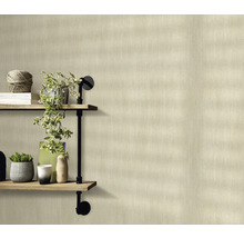 Papier peint textile beige dans une pièce avec étagère et décoration