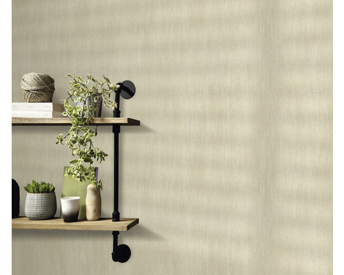 Papier peint textile beige dans une pièce avec étagère et décoration