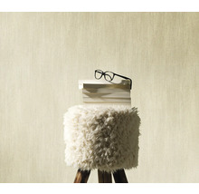 Nature morte décorative avec des lunettes sur une pile de livres sur un tabouret