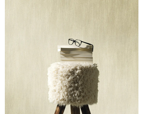 Nature morte décorative avec des lunettes sur une pile de livres sur un tabouret