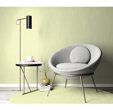 Scène avec fauteuil, lampadaire et table d'appoint