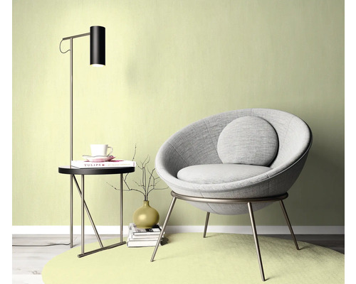 Scène avec fauteuil, lampadaire et table d'appoint