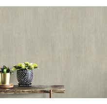 Papier peint intissé beige aspect textile sur un mur