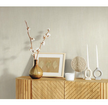 Arrangement décoratif sur un buffet avec vase, branches de coton, cadre photo, bougies et ornement