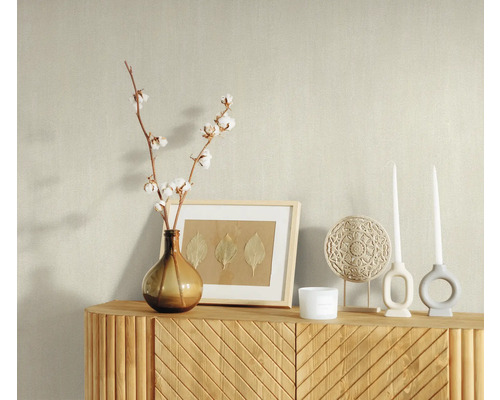 Arrangement décoratif sur un buffet avec vase, branches de coton, cadre photo, bougies et ornement
