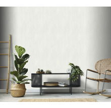 Scène de pièce lumineuse et conviviale avec plante, étagère, fauteuil à bascule et échelle contre le mur