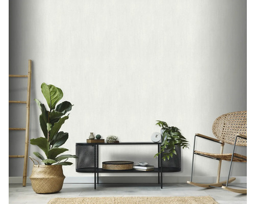 Scène de pièce lumineuse et conviviale avec plante, étagère, fauteuil à bascule et échelle contre le mur
