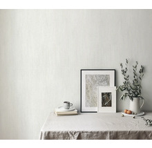 Mur clair avec papier peint dans un intérieur avec décoration de table