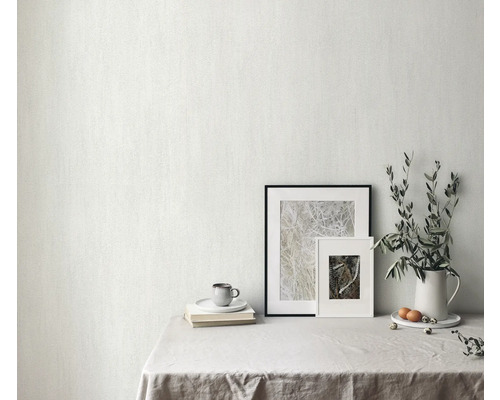 Mur clair avec papier peint dans un intérieur avec décoration de table