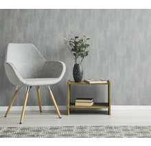 Scène d'ameublement avec une chaise, une petite table, un vase et un papier peint structuré