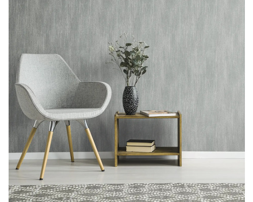 Scène d'ameublement avec une chaise, une petite table, un vase et un papier peint structuré
