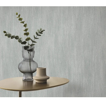 Papier peint décoratif avec des lignes verticales et des vases sur une table