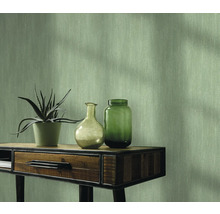 Papier peint à texture légère, décoré avec une plante en pot et des vases sur une table en bois