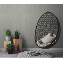 Idée d'aménagement avec fauteuil suspendu en osier, plantes sur tabourets en bois et tapis