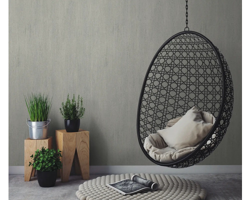 Idée d'aménagement avec fauteuil suspendu en osier, plantes sur tabourets en bois et tapis