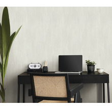 Bureau avec bureau, chaise, ordinateur portable, horloge et plante d'intérieur