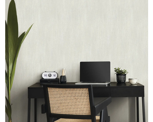 Bureau avec bureau, chaise, ordinateur portable, horloge et plante d'intérieur