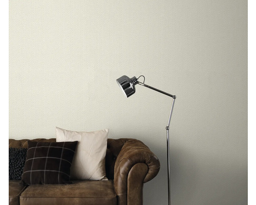 Papier peint à motifs au-dessus d'un canapé en cuir marron avec lampadaire