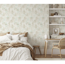 Chambre à coucher avec lit, bureau et papier peint à motif d'arbres pour une ambiance relaxante