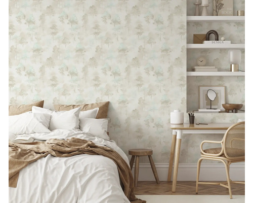 Chambre à coucher avec lit, bureau et papier peint à motif d'arbres pour une ambiance relaxante