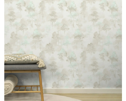 Vue d'une pièce avec papier peint à motif d'arbres et banc