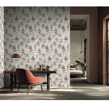 Aménagement d'une pièce avec un papier peint à motifs d'arbres, un bureau et une chaise