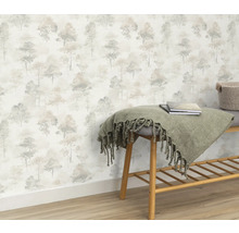 Intérieur décoratif avec papier peint à motifs d'arbres et banc en bois