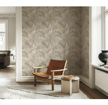 Salon avec papier peint à motifs, fauteuil et tapis