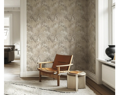 Salon avec papier peint à motifs, fauteuil et tapis