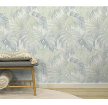 Mur avec papier peint à feuilles tropicales, banc et tapis