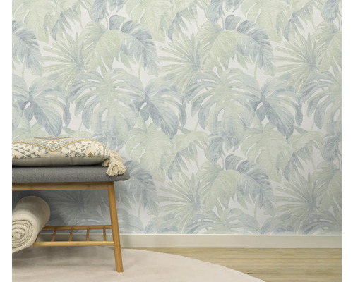 Mur avec papier peint à feuilles tropicales, banc et tapis