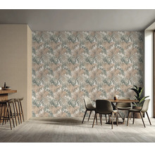 Salle à manger avec papier peint à feuilles tropicales, table en bois et chaises.