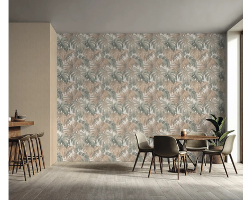 Salle à manger avec papier peint à feuilles tropicales, table en bois et chaises.