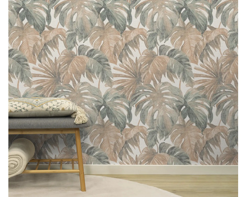 Pièce avec un papier peint à motifs de feuilles tropicales, un banc avec coussin et une couverture roulée.