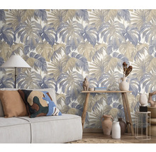 Salon avec papier peint à motifs de feuilles tropicales, canapé et décorations.