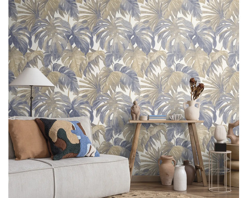 Salon avec papier peint à motifs de feuilles tropicales, canapé et décorations.