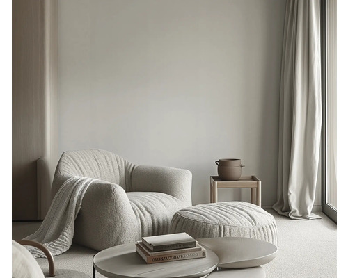 Salon avec fauteuil, pouf et table basse