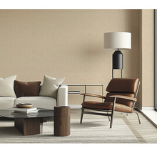 Salon avec canapé, fauteuil et lampadaire