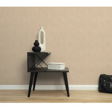 Scène avec un papier peint texturé, une table d'appoint avec des objets décoratifs et un sac à main.