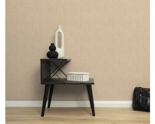 Scène avec un papier peint texturé, une table d'appoint avec des objets décoratifs et un sac à main.
