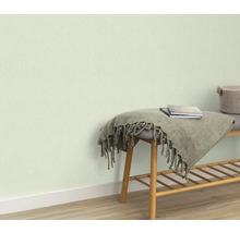 Papier peint clair sur le mur, banc avec couverture et livres