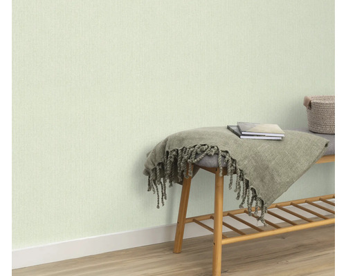 Papier peint clair sur le mur, banc avec couverture et livres