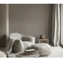 Salon avec fauteuil, poufs, table basse et décoration pour une ambiance chaleureuse